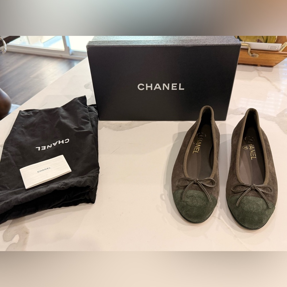 NWT Chanel - ballerina in khaki/ dark green suede, size 36.5 (US6.5)